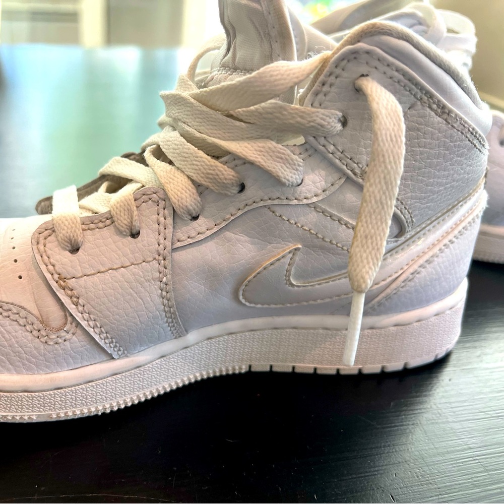 White girls, Air Jordan 1 mid.